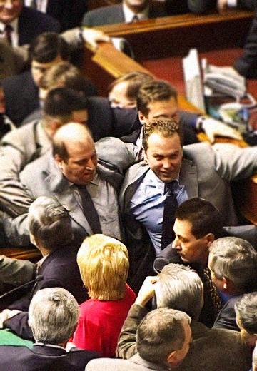 Процедура відставки уряду Віктора Ющенка, 2001 рік