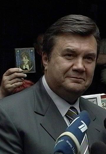 Янукович спілкується з журналістами