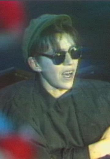 "Стара колекція": Сестричка Віка та "Кому вниз"