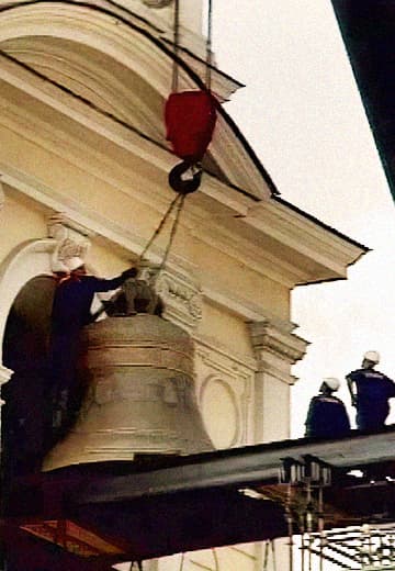 Installation of the bell at the Transfiguration Cathedral