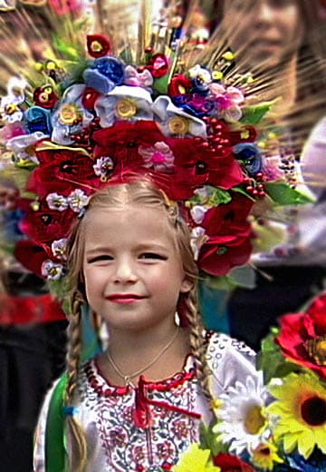 Parade of embroidered women on Independence Day, 2014