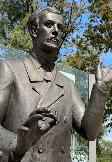 Evacuation of the monument to Mykola Leontovych