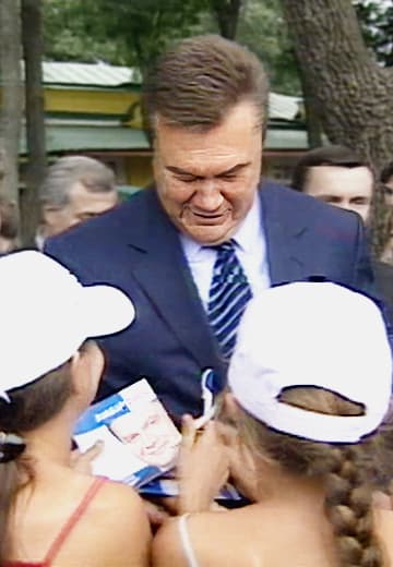 Viktor Yanukovych at the outpost with border guards