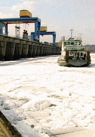 Ice drift near the Kyiv Hydroelectric Power Plant