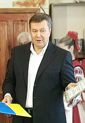 Янукович у дитячому будинку "Любисток"