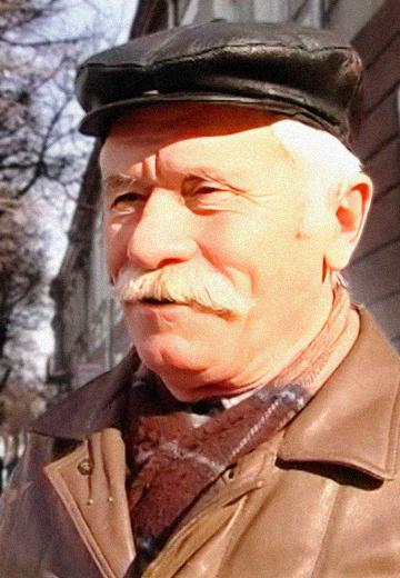 "Careful, slippery!": a survey about ice