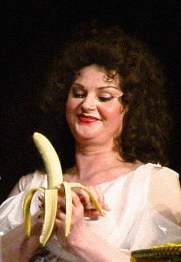 Алла Шкондіна на сцені Кривого Рогу