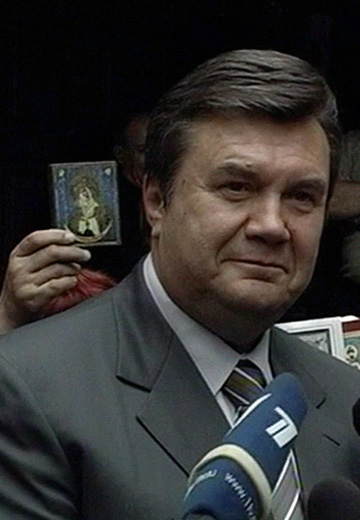 Янукович спілкується з журналістами