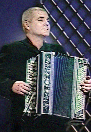 Грає акордеоніст Анатолій Романчук