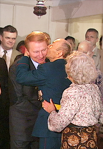 Leonid Kuchma at the hospital for war veterans