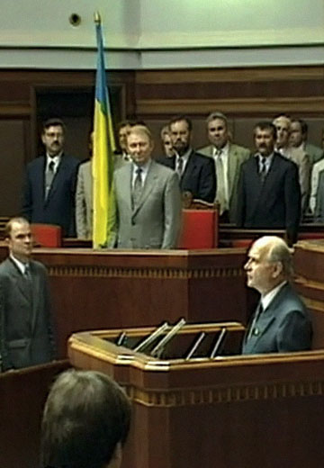 Deputies take the oath of office to the people of Ukraine
