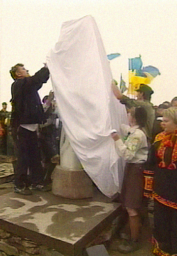 Yushchenko installs a memorial sign on Hoverl