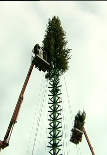 Installing a Christmas tree on Maidan, 2010
