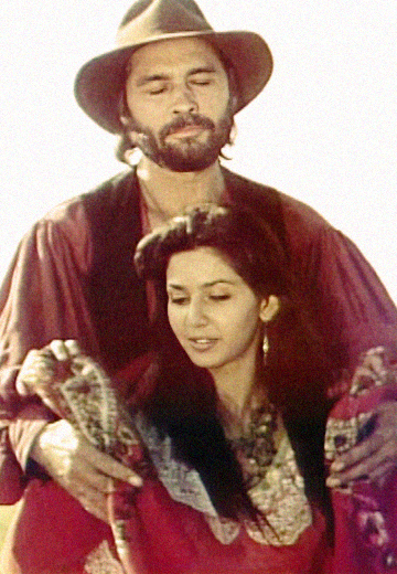 "Над шатрами місяць, як серга..."