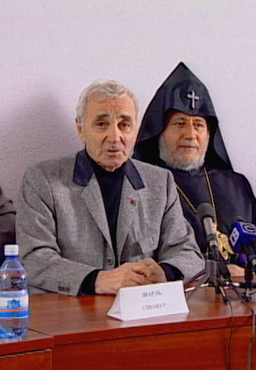 Шансоньє Шарль Азнавур в Україні, 2003 рік